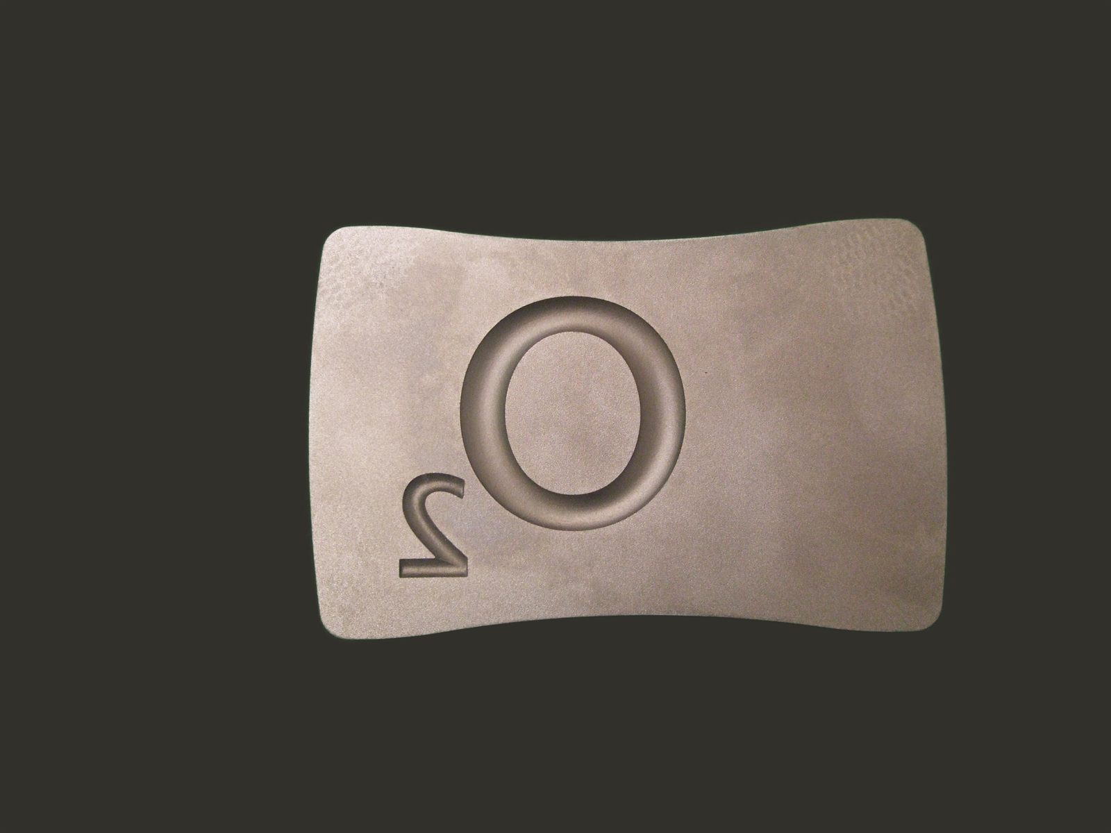Symbol-Einsatz vor der Politur – matte Oberfläche